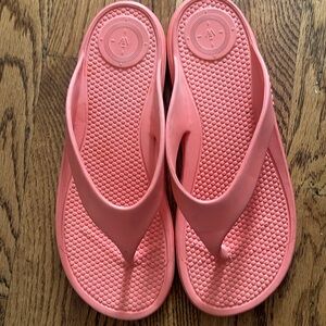 TOTES EVERYWHERE CORAL FLIP FLOPS SZ 10 EC